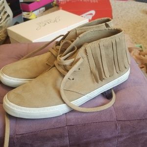 Suede like shoes with fringe